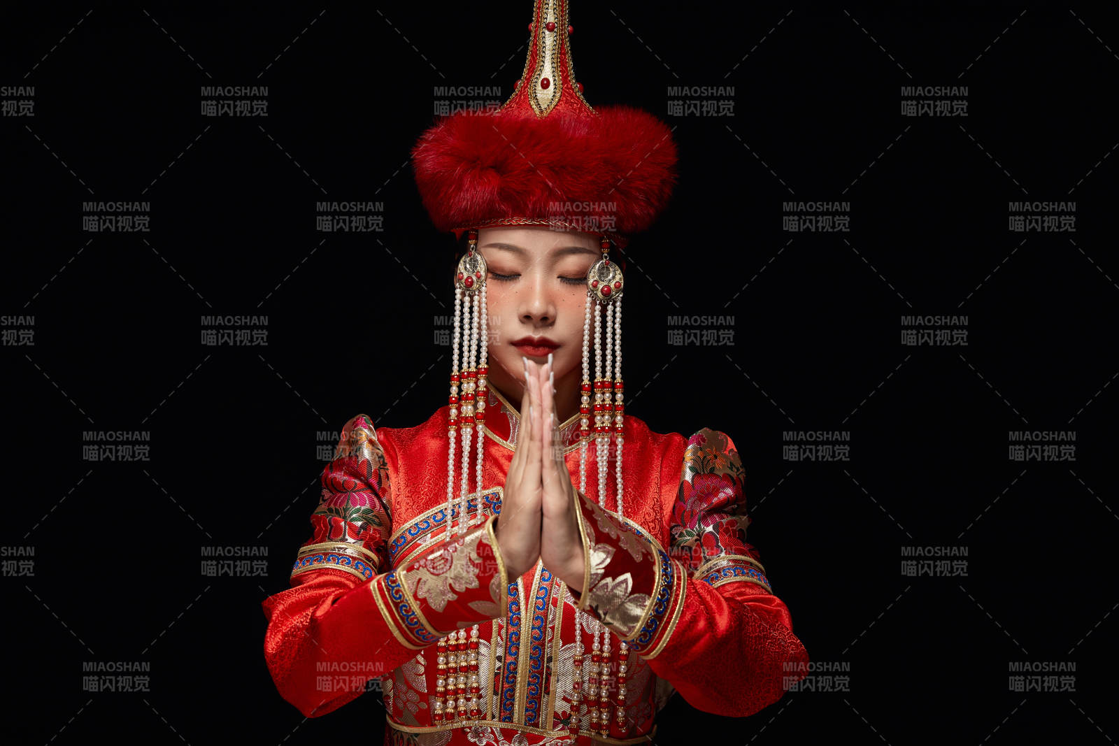 穿着蒙古族服饰的亚洲青年女性图片