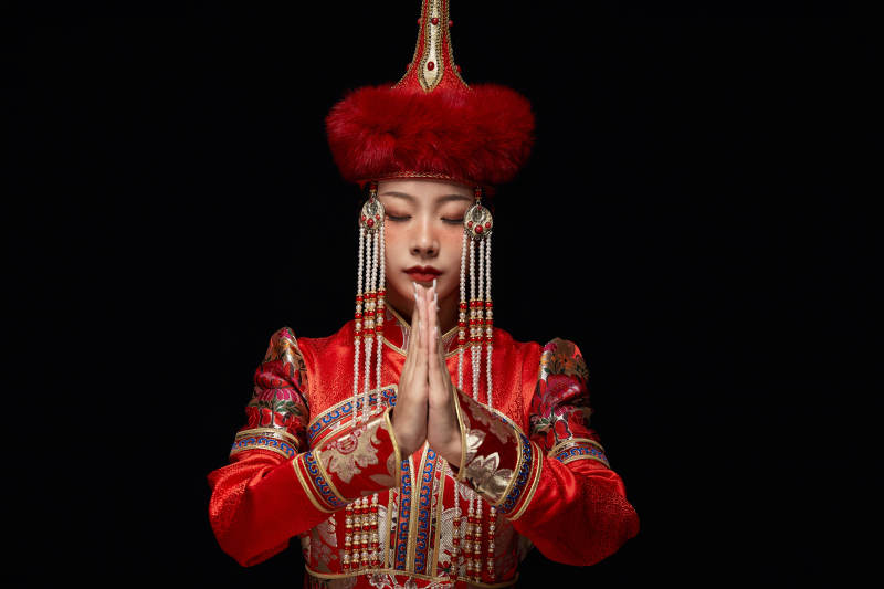 穿着蒙古族服饰的亚洲青年女性图片