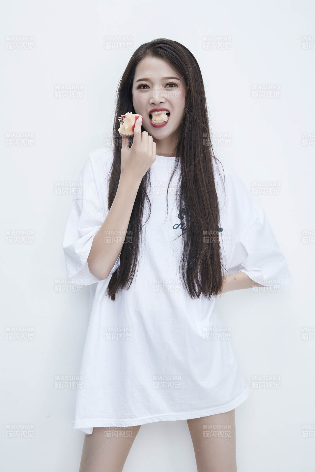 吃桃子的穿白色长T血衫的长发可爱少女人像图片