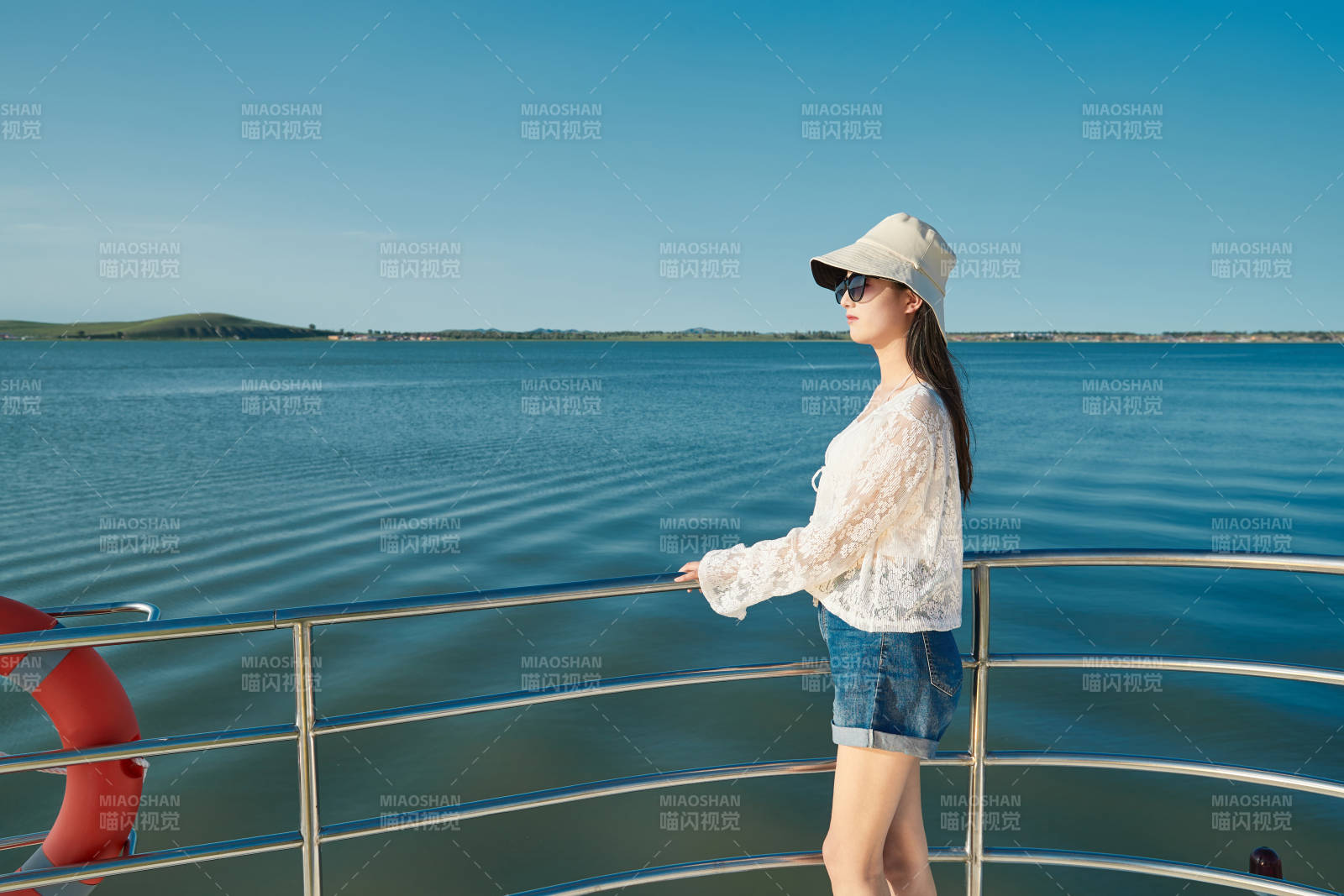 夏日在游艇观光平台上的亚洲少女图片