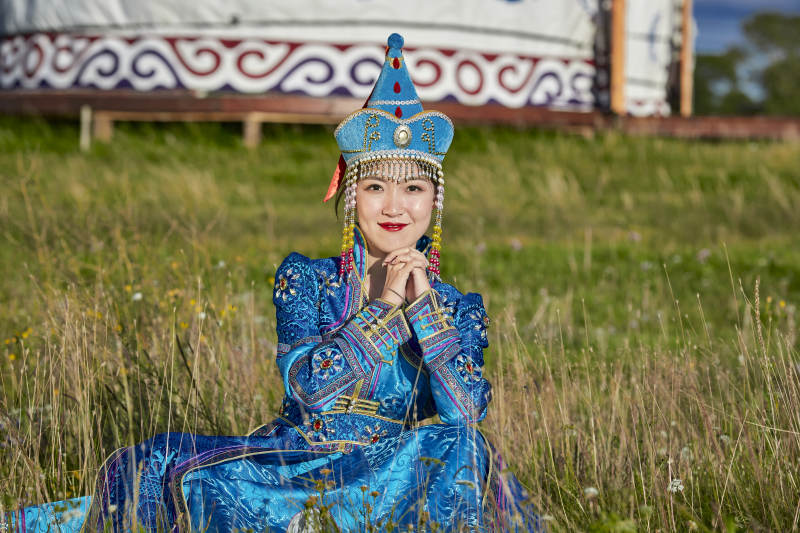 草原蒙古包前身穿豪华蒙古族服饰的蒙族少女图片