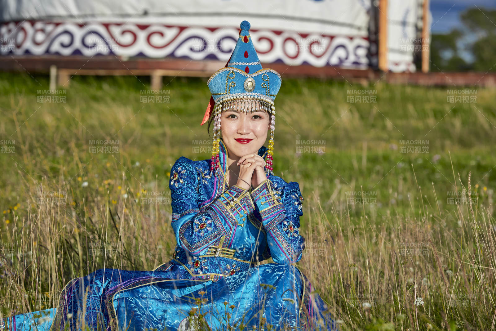 草原蒙古包前身穿豪华蒙古族服饰的蒙族少女图片