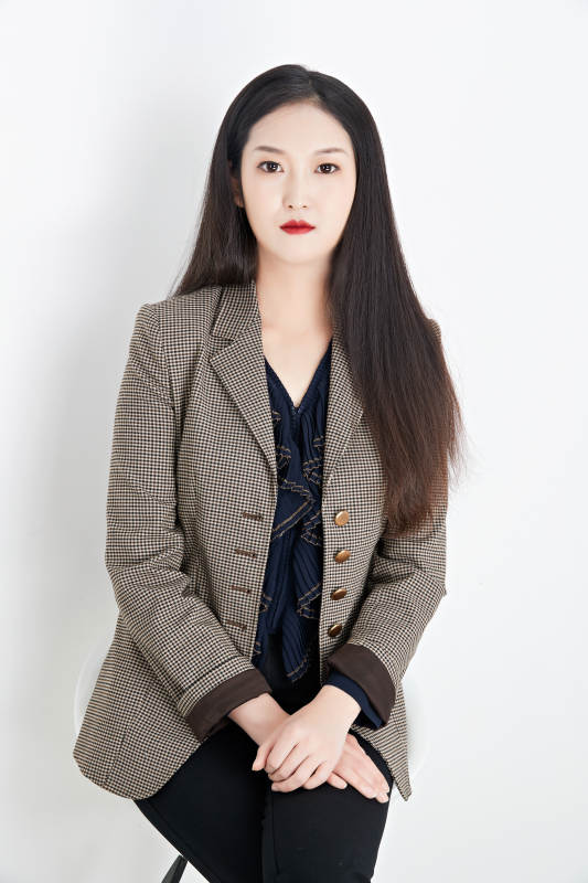 白色背景下的美丽商务女性肖像图片