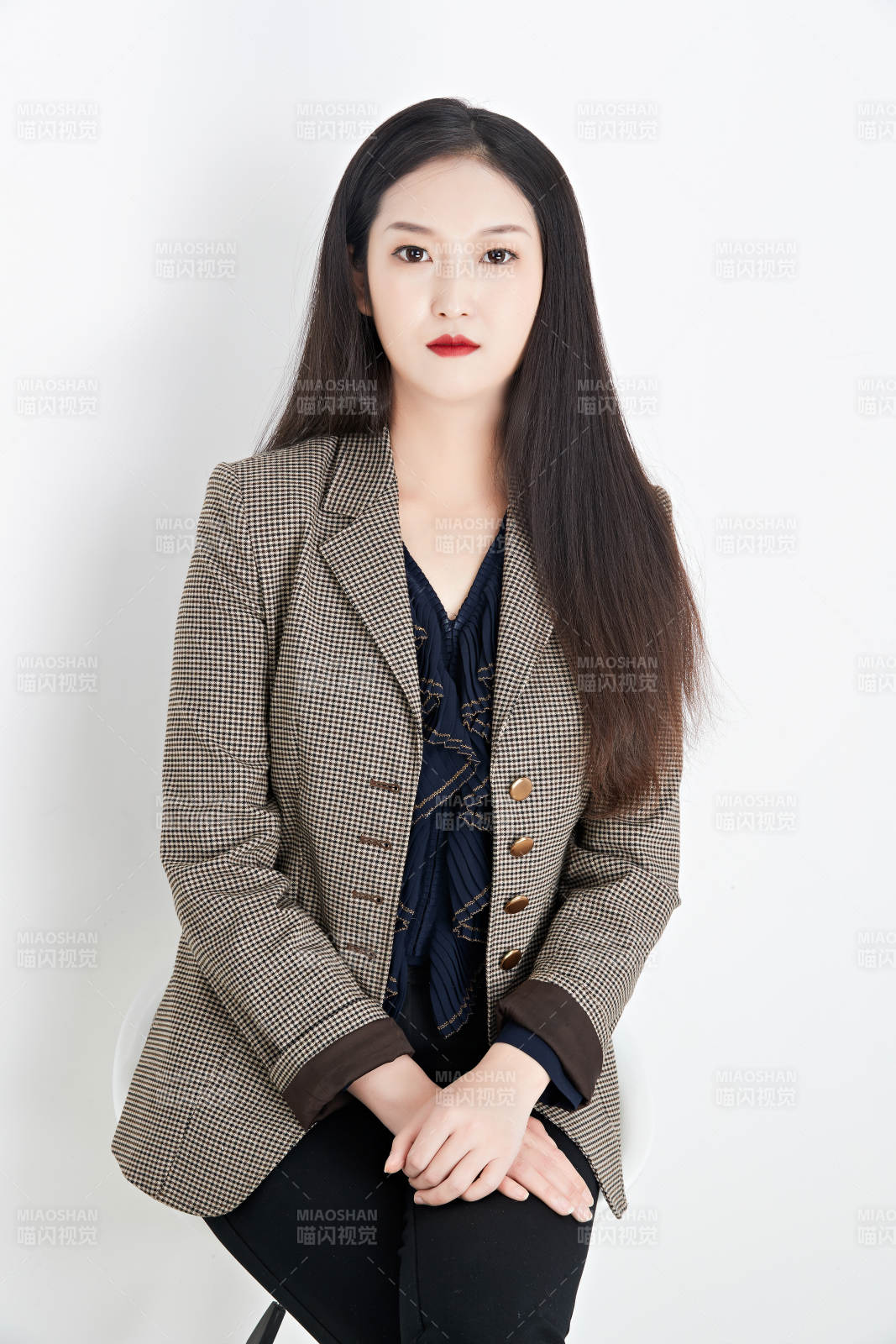 白色背景下的美丽商务女性肖像图片