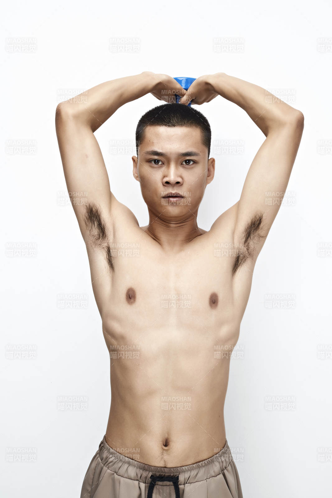 使用哑铃进行健身锻炼的亚洲男性图片