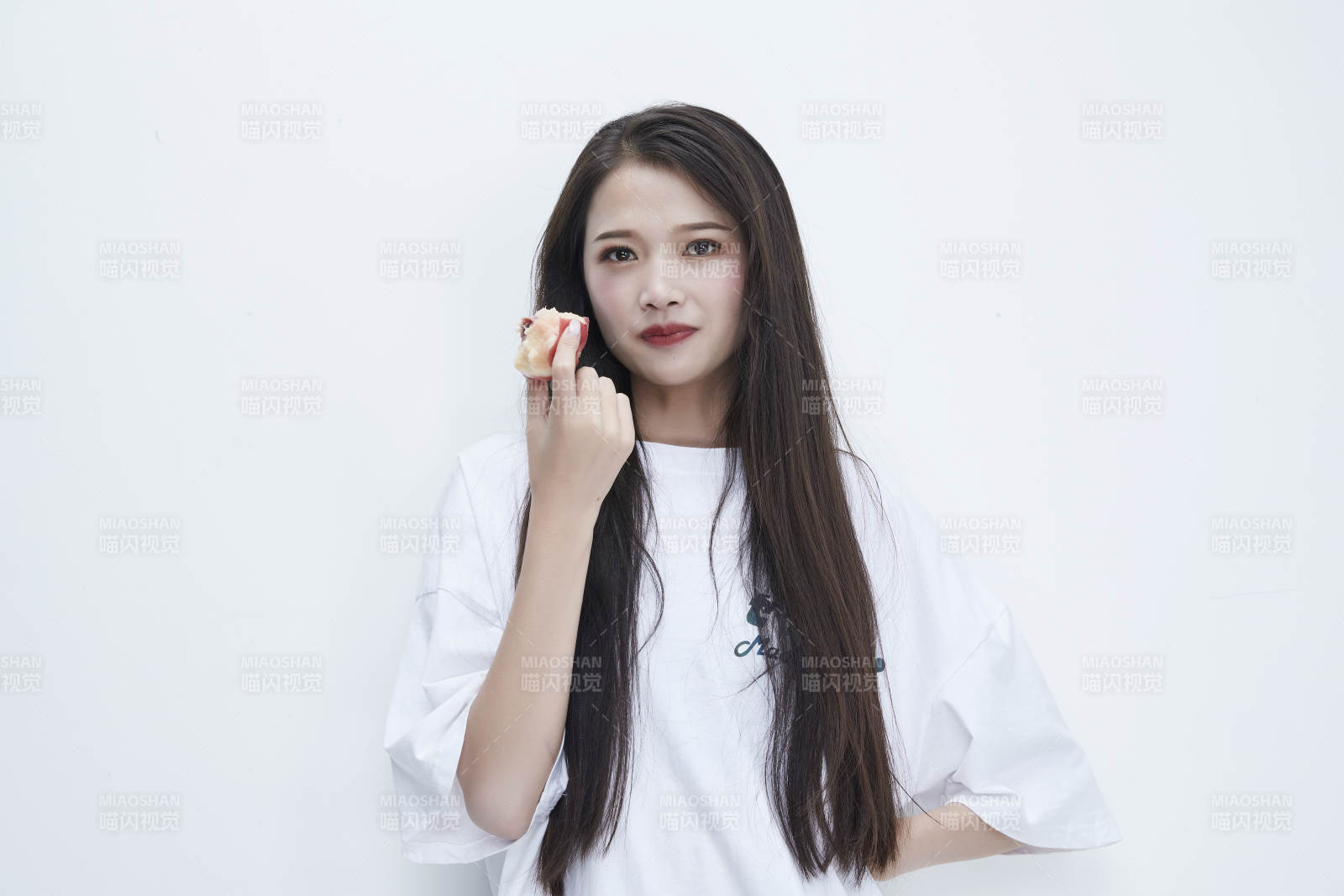 吃桃子的穿白色长T血衫的长发可爱少女人像图片