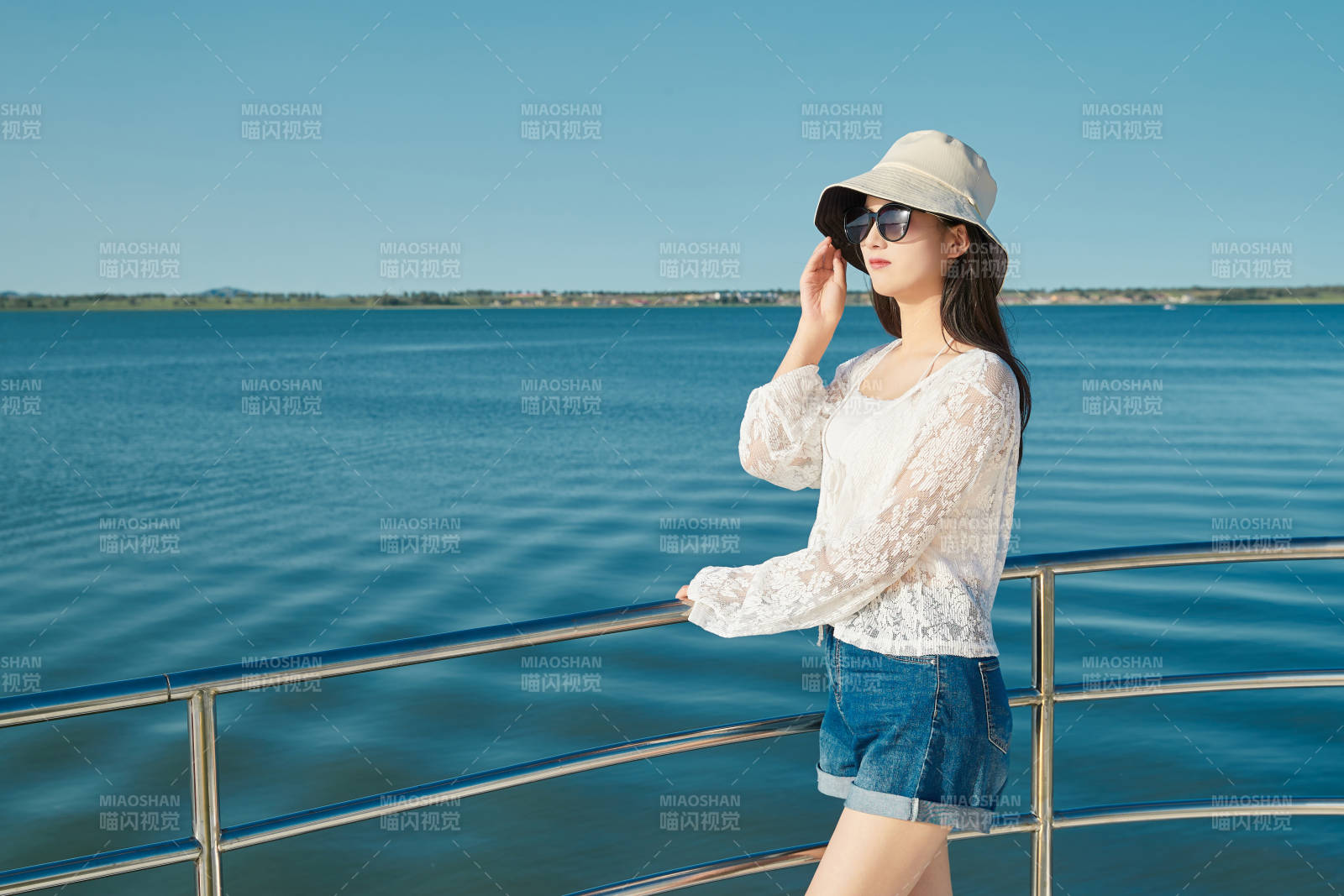 夏日在游艇观光平台上的亚洲少女图片