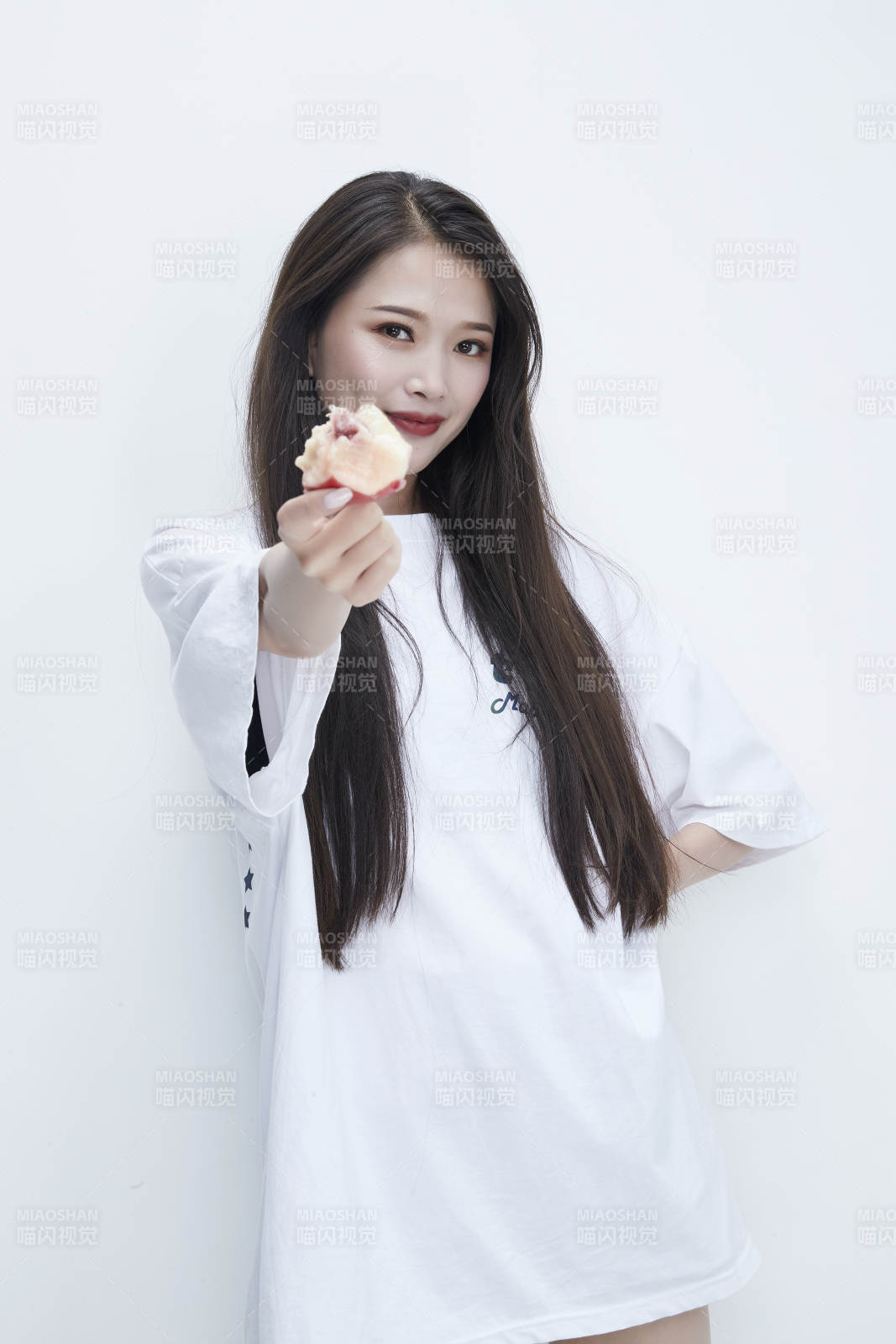 吃桃子的穿白色长T血衫的长发可爱少女人像图片