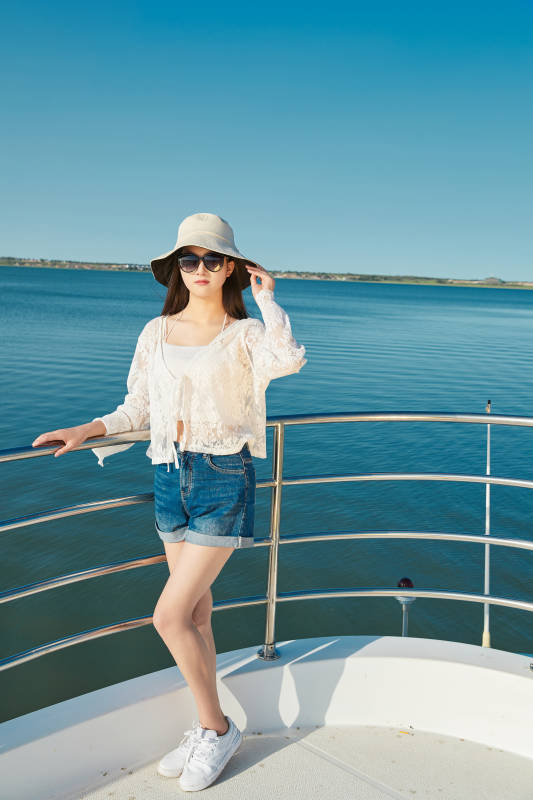 夏日在游艇观光平台上的亚洲少女图片