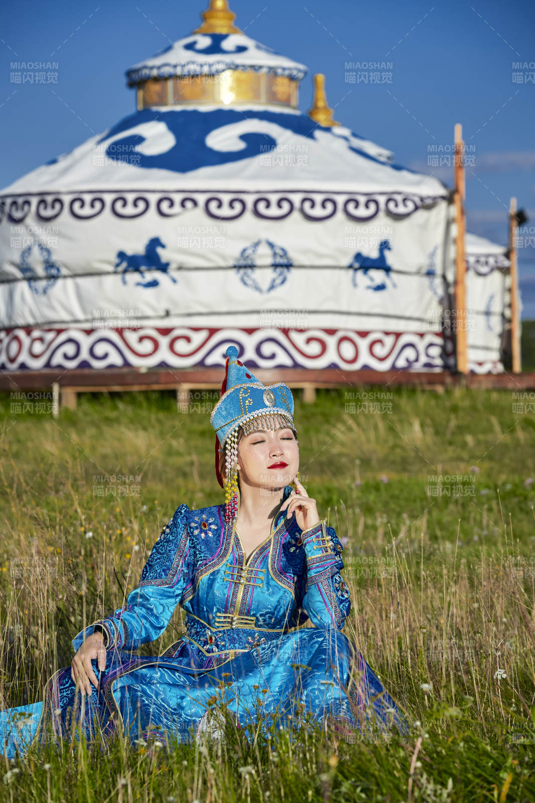 草原蒙古包前身穿豪华蒙古族服饰的蒙族少女图片