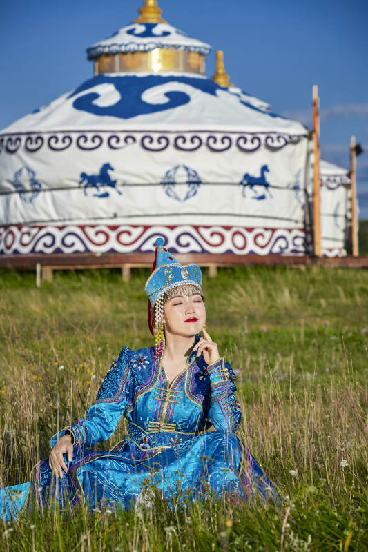 草原蒙古包前身穿豪华蒙古族服饰的蒙族少女图片