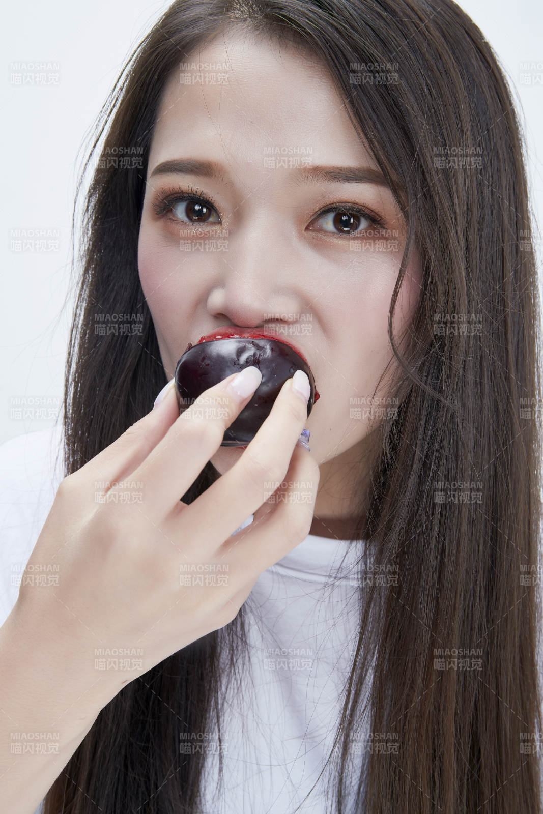 吃黑李子穿白色长T血衫的长发可爱少女人像图片