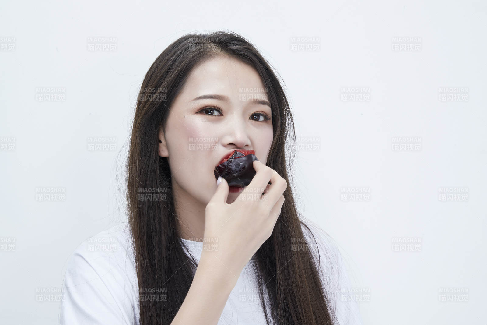 吃黑李子穿白色长T血衫的长发可爱少女人像图片