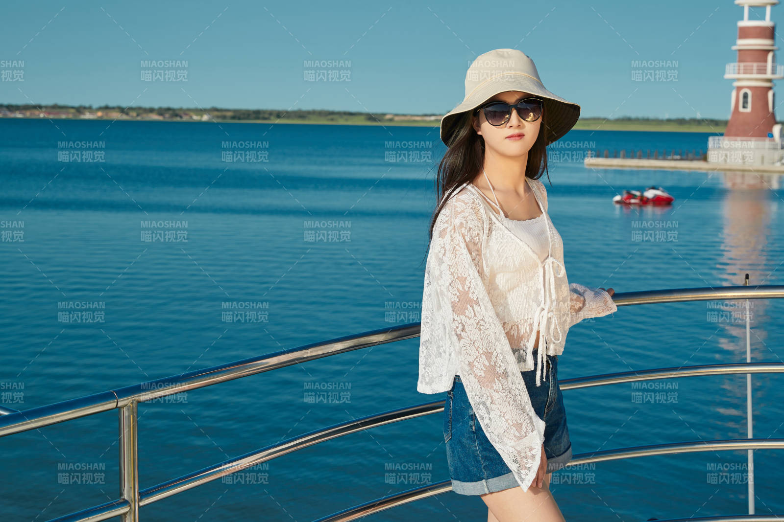 夏日在游艇观光平台上的亚洲少女图片