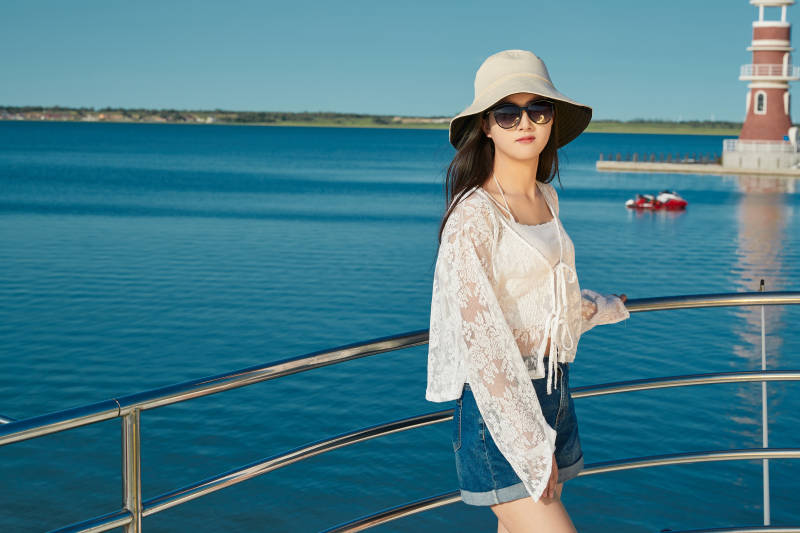 夏日在游艇观光平台上的亚洲少女图片