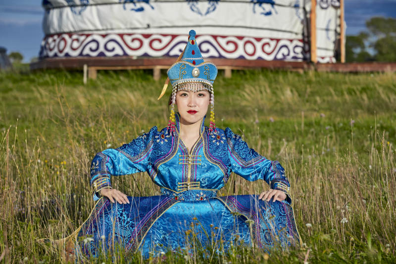 草原蒙古包前身穿豪华蒙古族服饰的蒙族少女图片