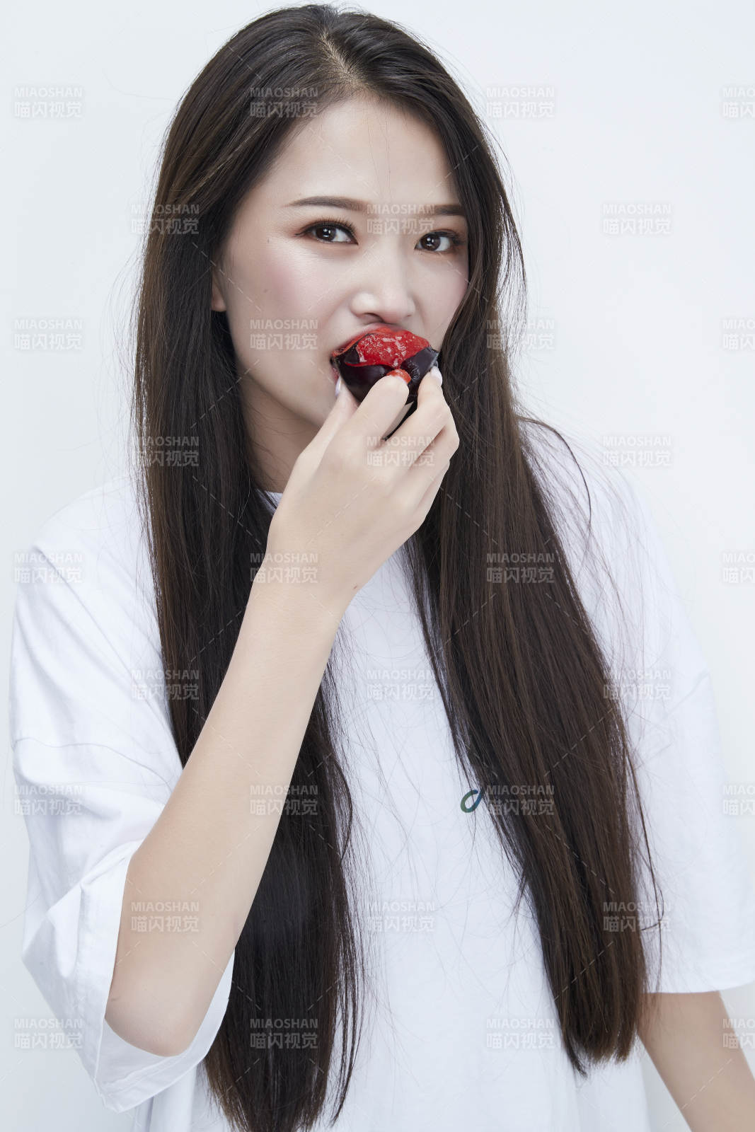 吃黑李子穿白色长T血衫的长发可爱少女人像图片