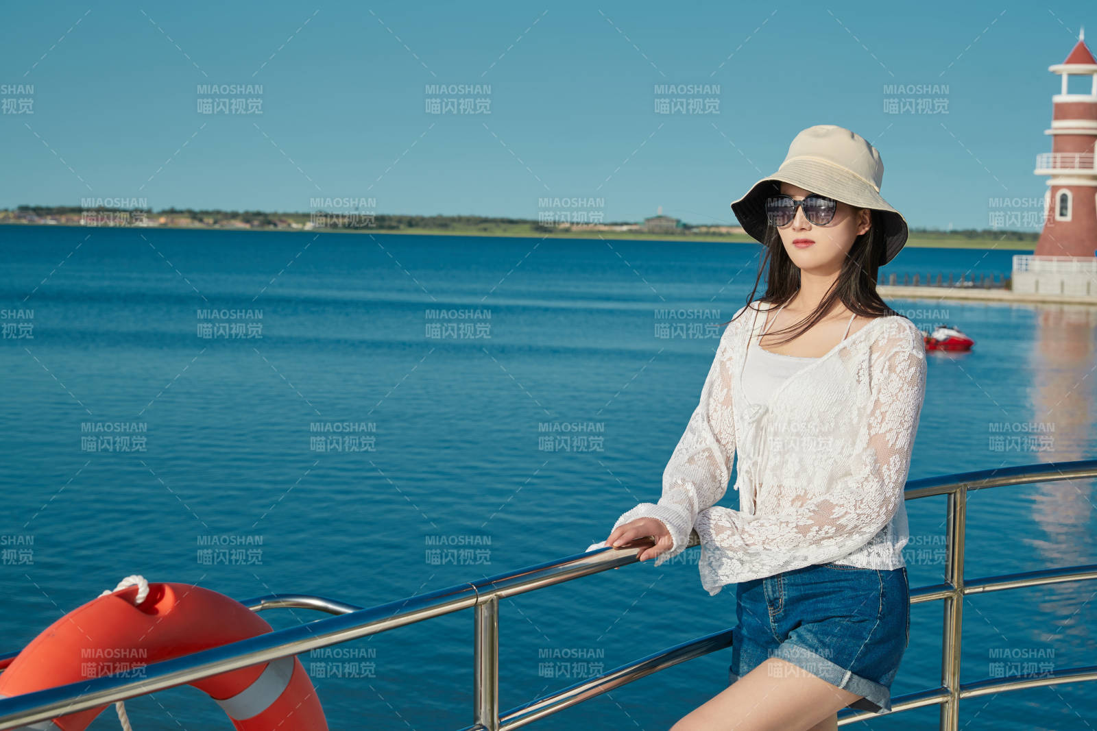 夏日在游艇观光平台上的亚洲少女图片