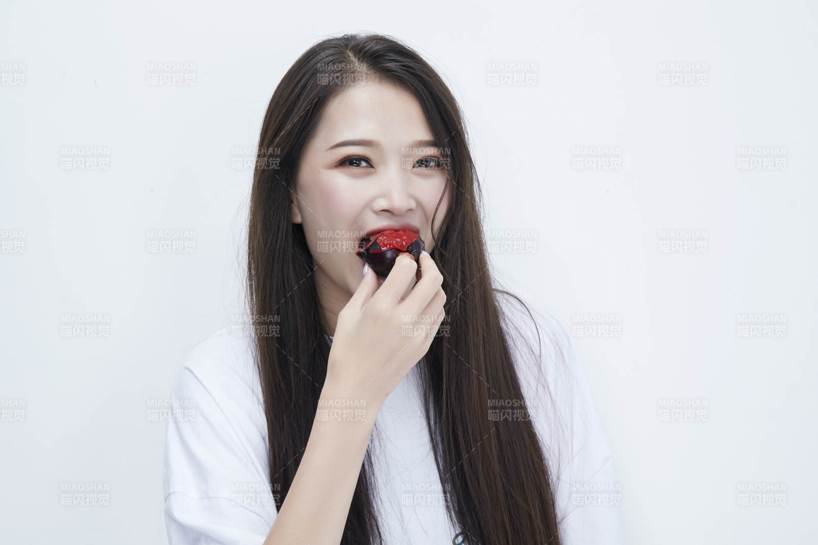 吃黑李子穿白色长T血衫的长发可爱少女人像图片