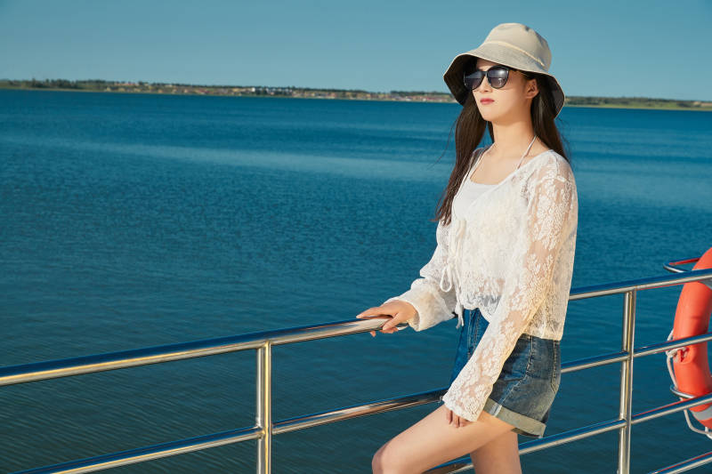 夏日在游艇观光平台上的亚洲少女图片