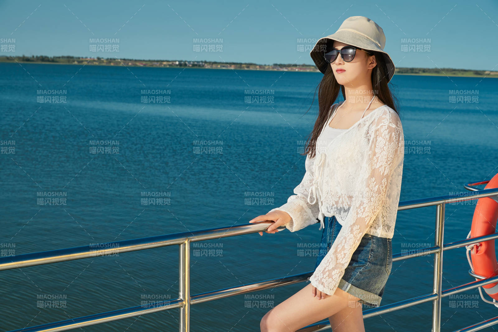 夏日在游艇观光平台上的亚洲少女图片