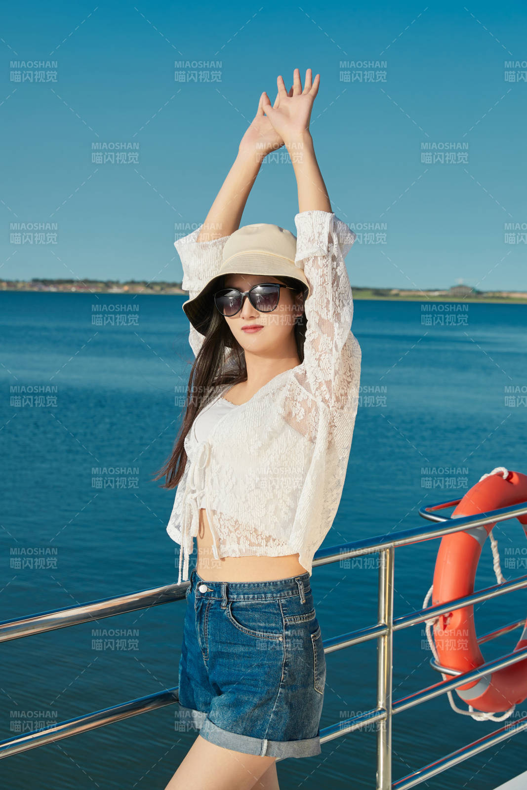 夏日在游艇观光平台上的亚洲少女图片