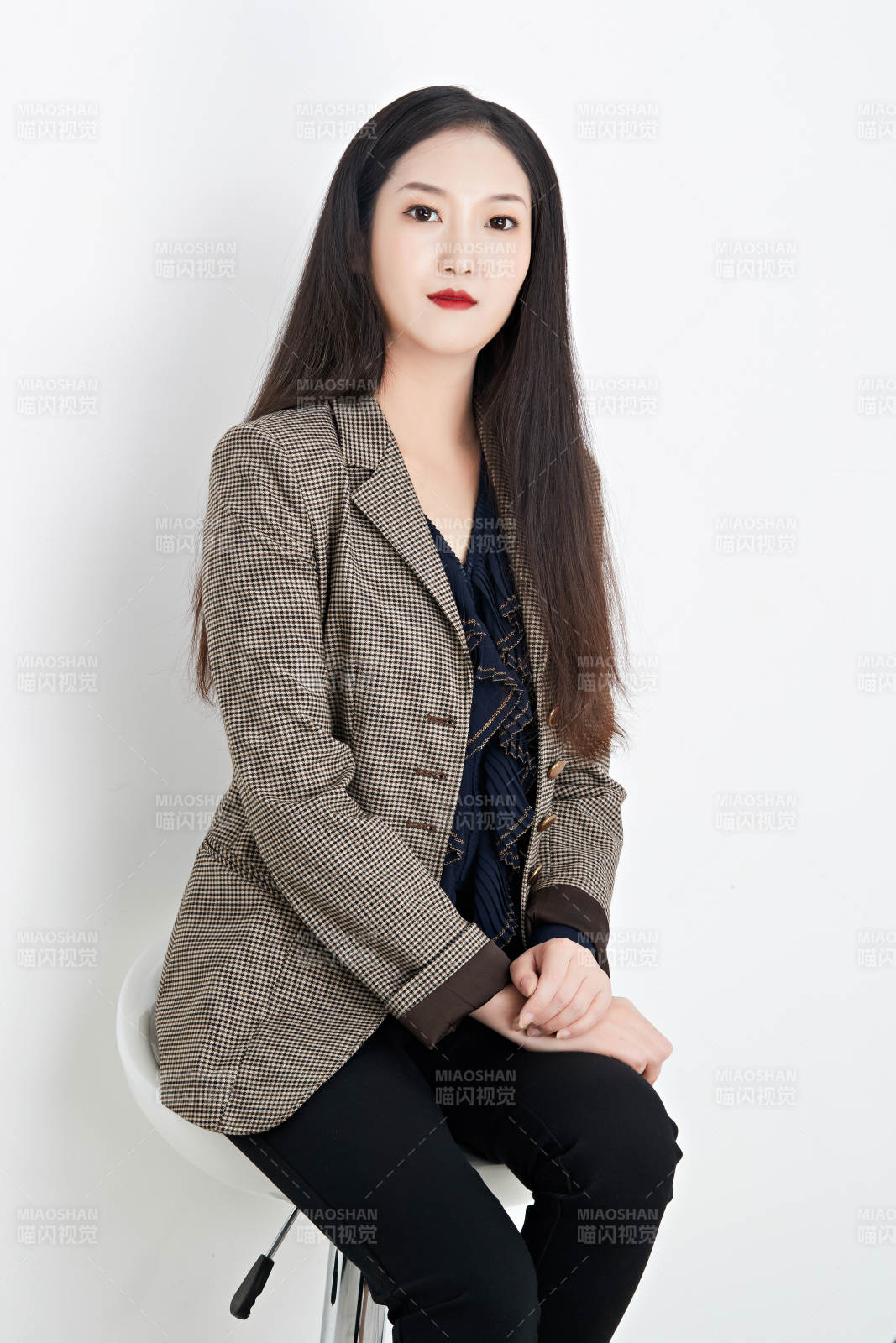 白色背景下的美丽商务女性肖像图片