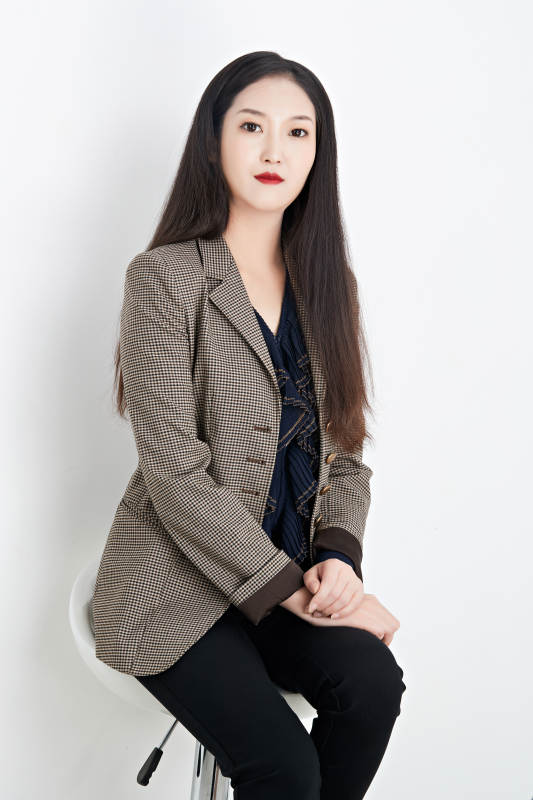 白色背景下的美丽商务女性肖像图片