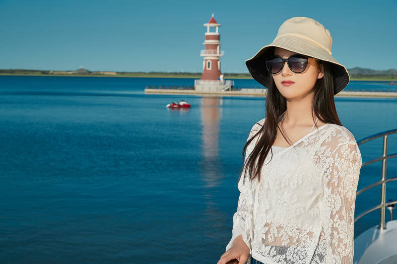 夏日在游艇观光平台上的亚洲少女图片