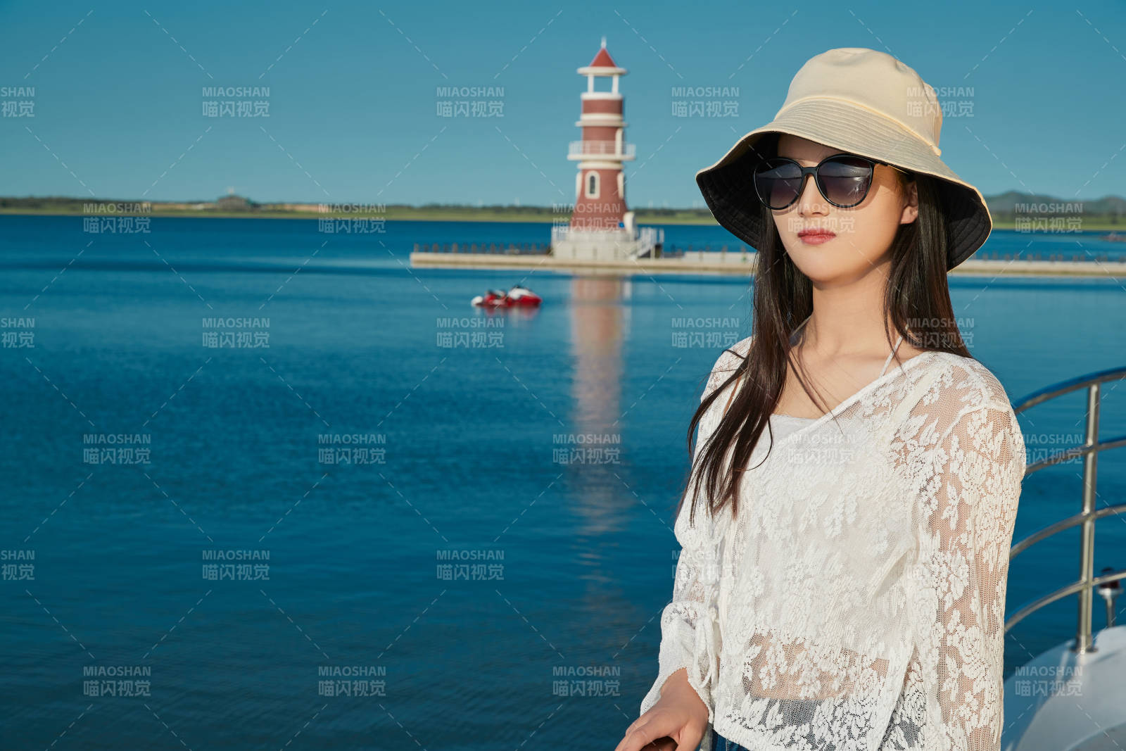 夏日在游艇观光平台上的亚洲少女图片