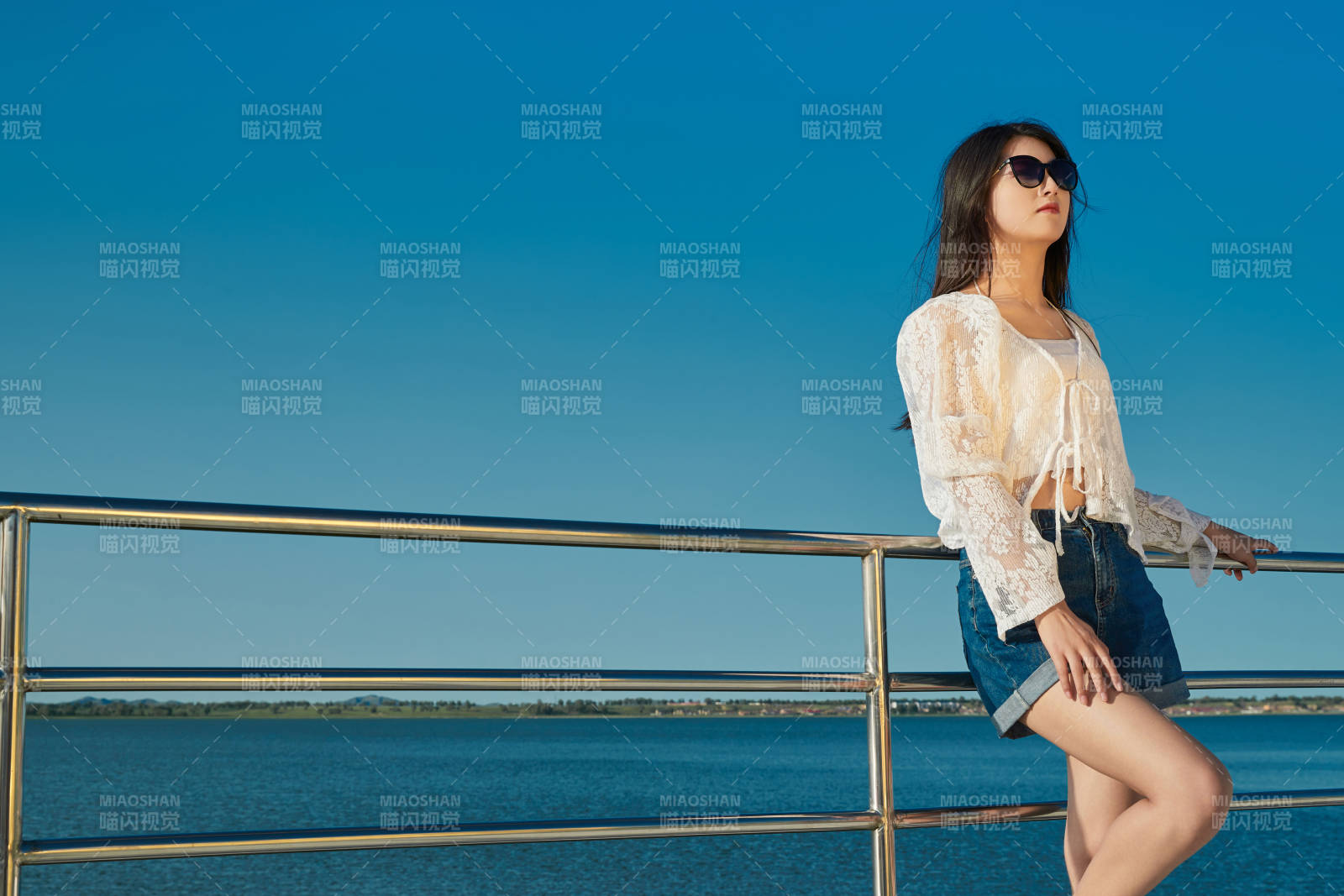 夏日在游艇观光平台上的亚洲少女图片