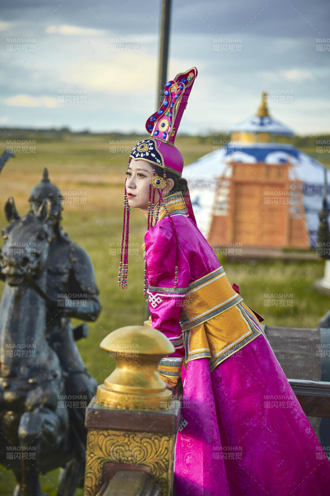 草原上金源大帐蒙古战车上身穿豪华蒙古族服饰的蒙族少女图片