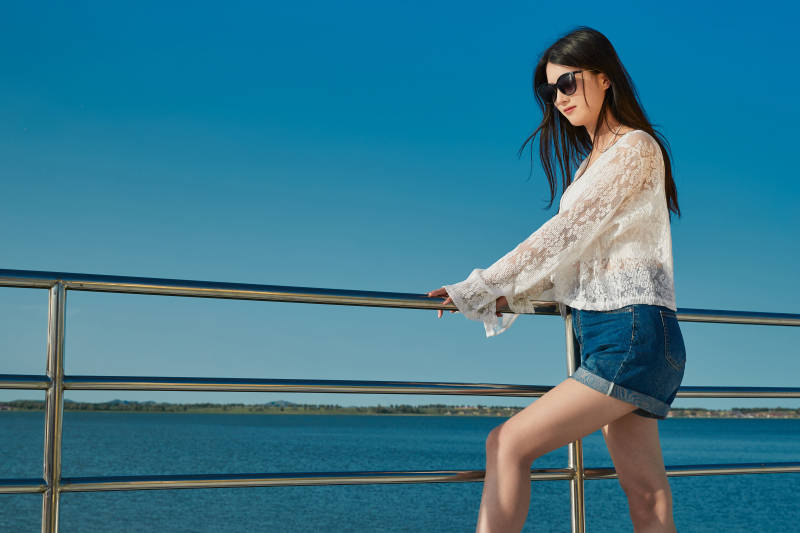 夏日在游艇观光平台上的亚洲少女图片