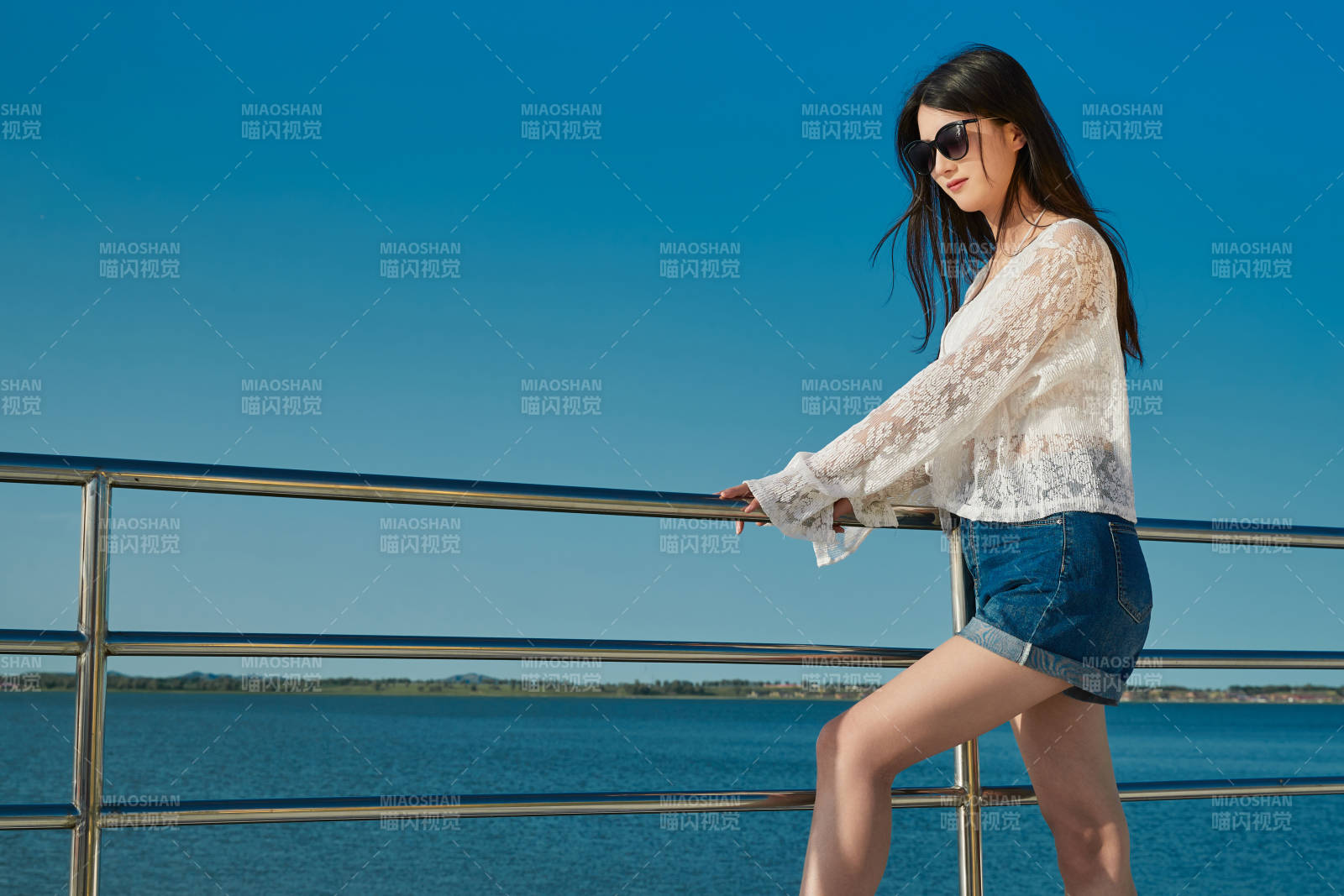 夏日在游艇观光平台上的亚洲少女图片