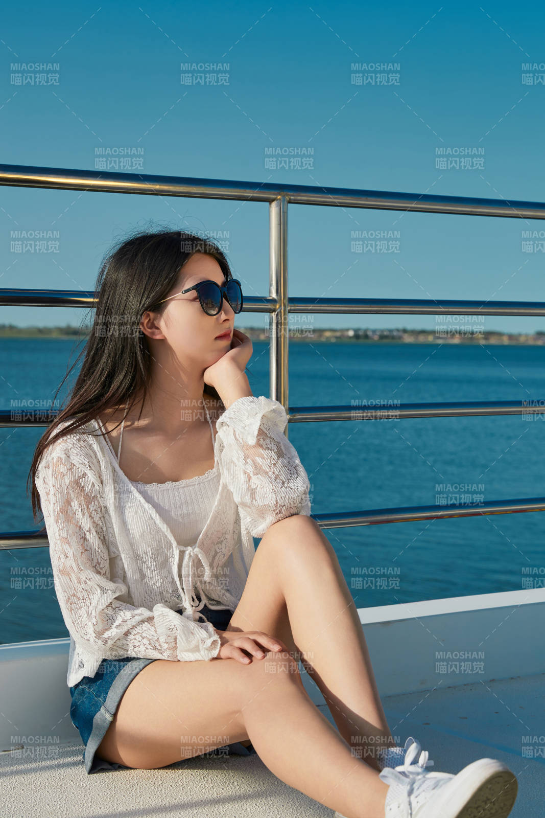 夏日在游艇观光平台上的亚洲少女图片