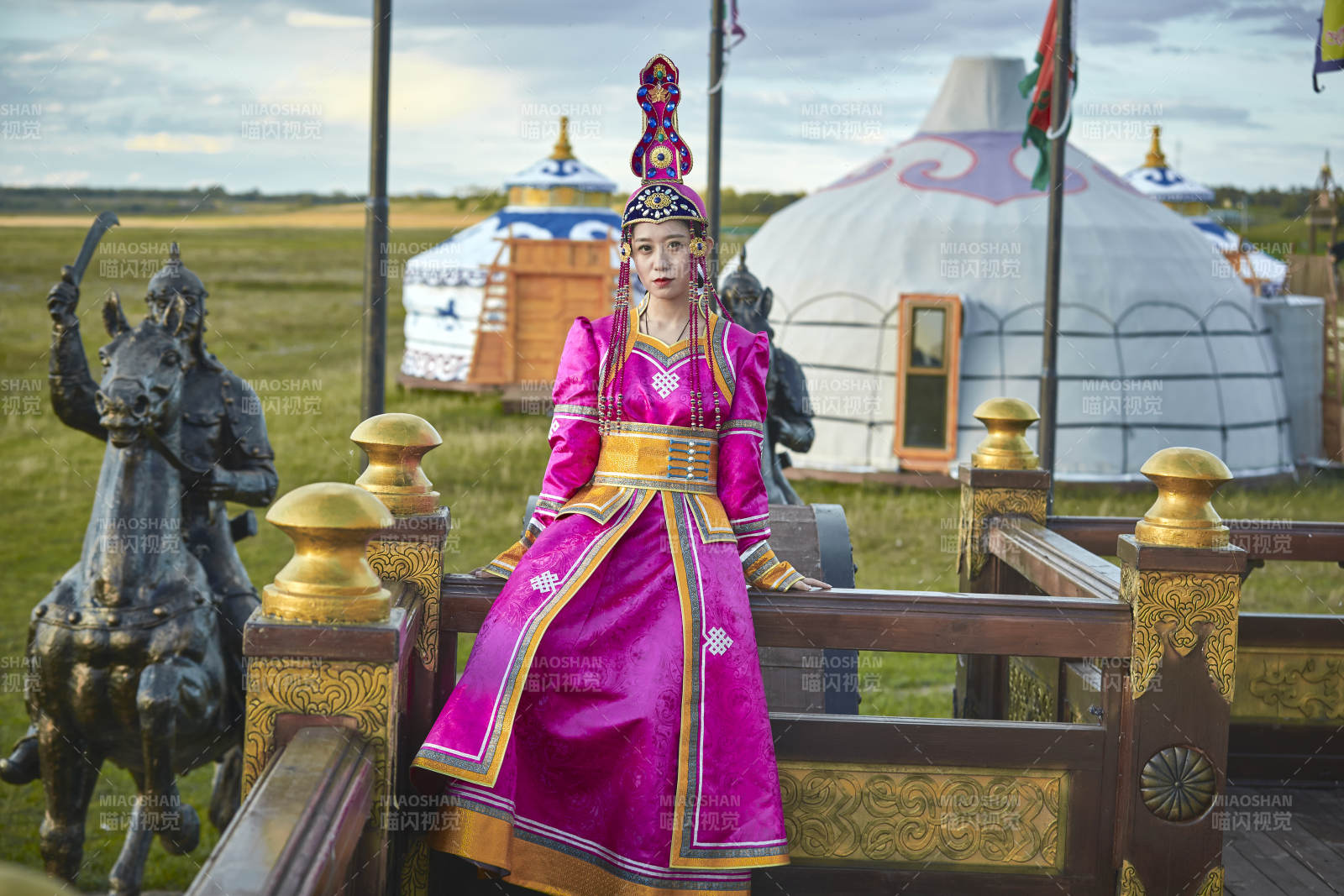 草原上金源大帐蒙古战车上身穿豪华蒙古族服饰的蒙族少女图片