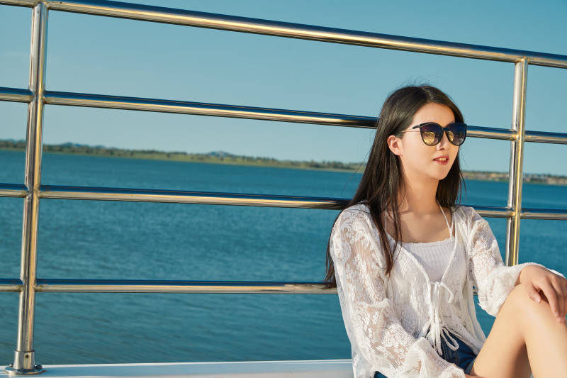 夏日在游艇观光平台上的亚洲少女图片