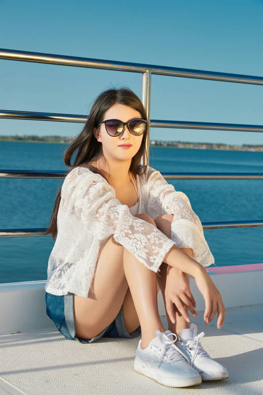 夏日在游艇观光平台上的亚洲少女图片