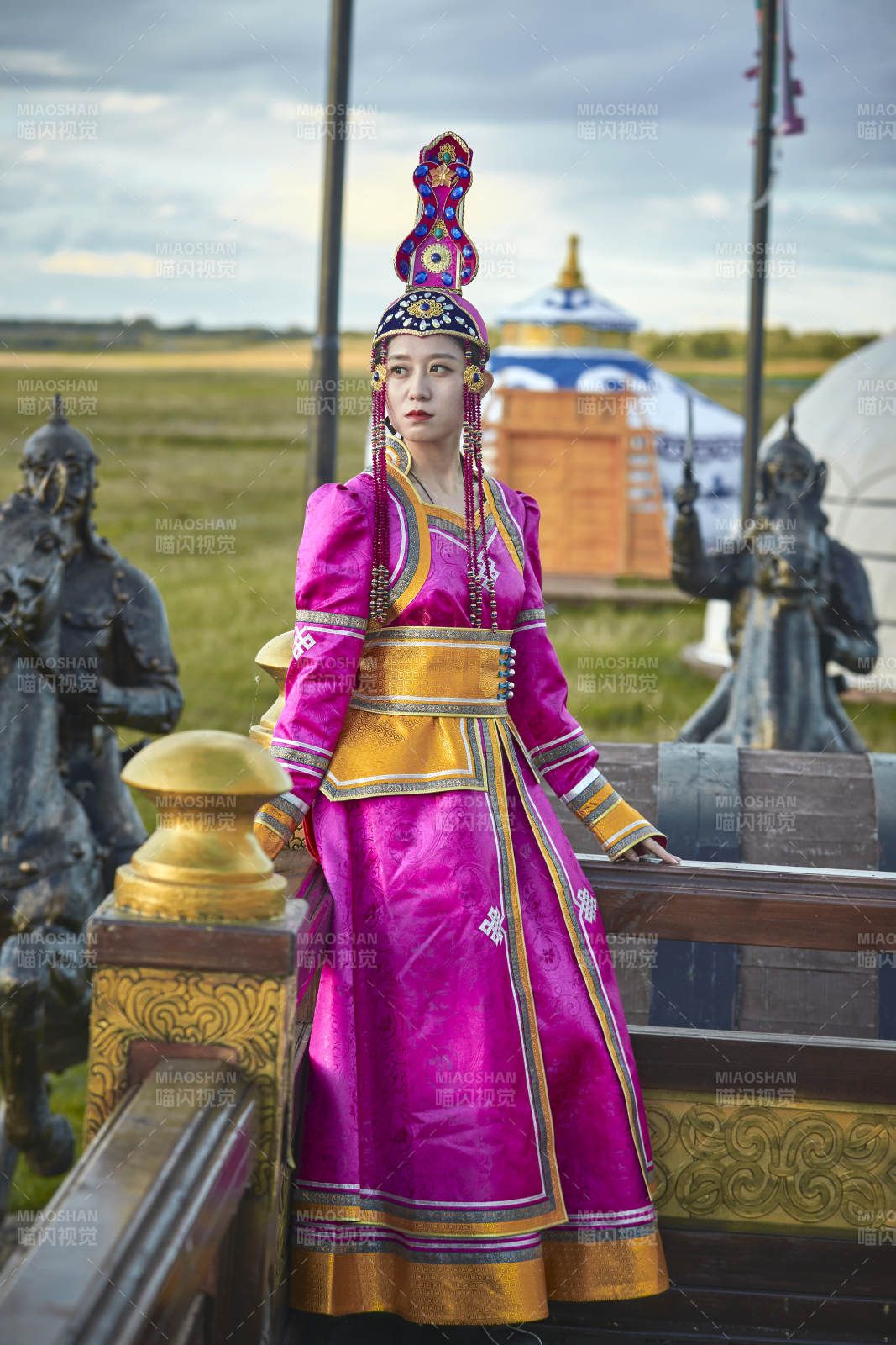 草原上金源大帐蒙古战车上身穿豪华蒙古族服饰的蒙族少女图片