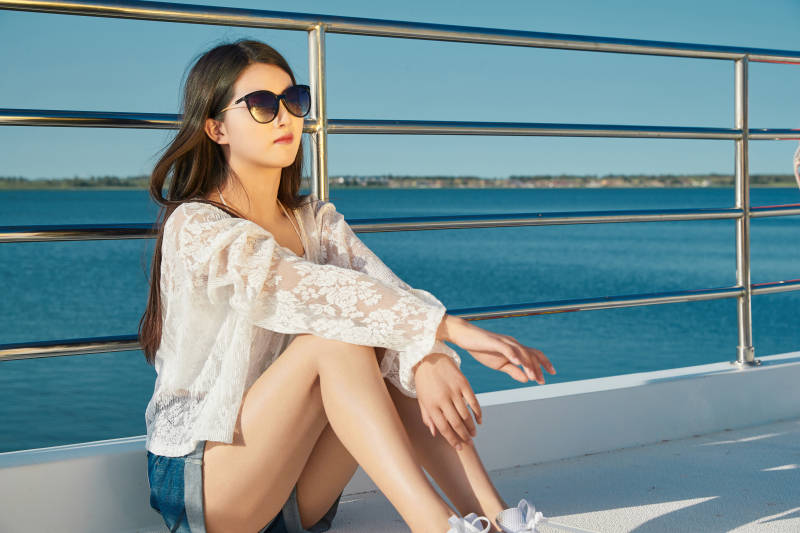夏日在游艇观光平台上的亚洲少女图片