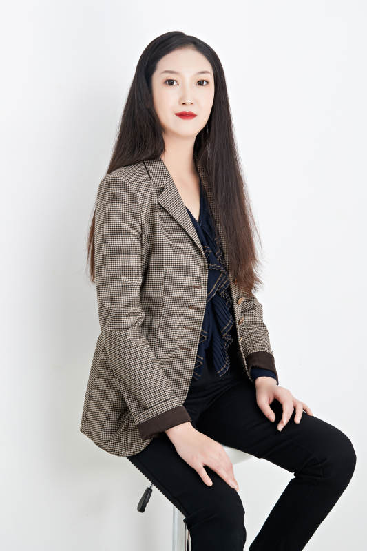 白色背景下的美丽商务女性肖像图片