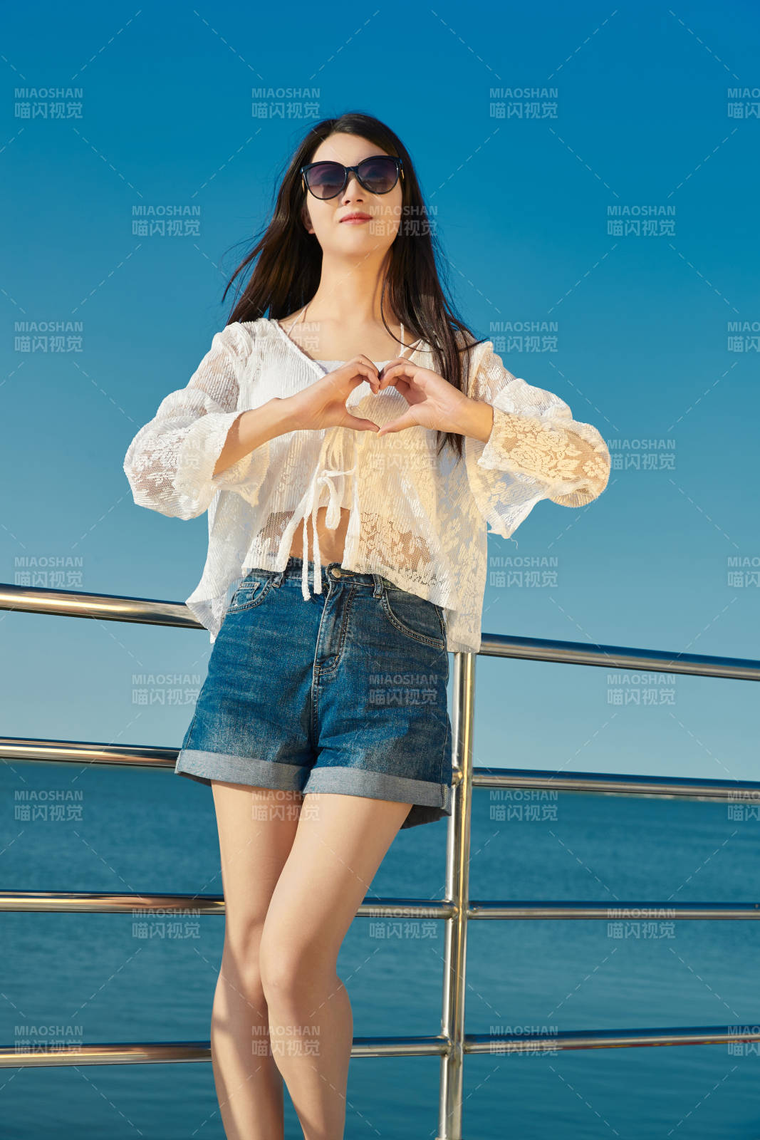 夏日在游艇观光平台上的亚洲少女图片