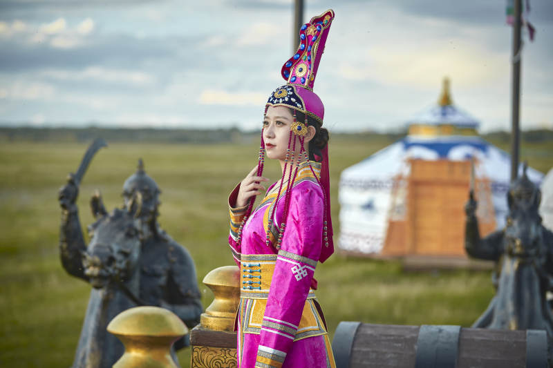 草原上金源大帐蒙古战车上身穿豪华蒙古族服饰的蒙族少女图片