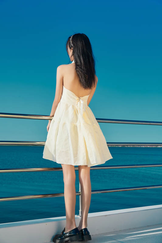 夏日在游艇观光平台上的亚洲少女图片
