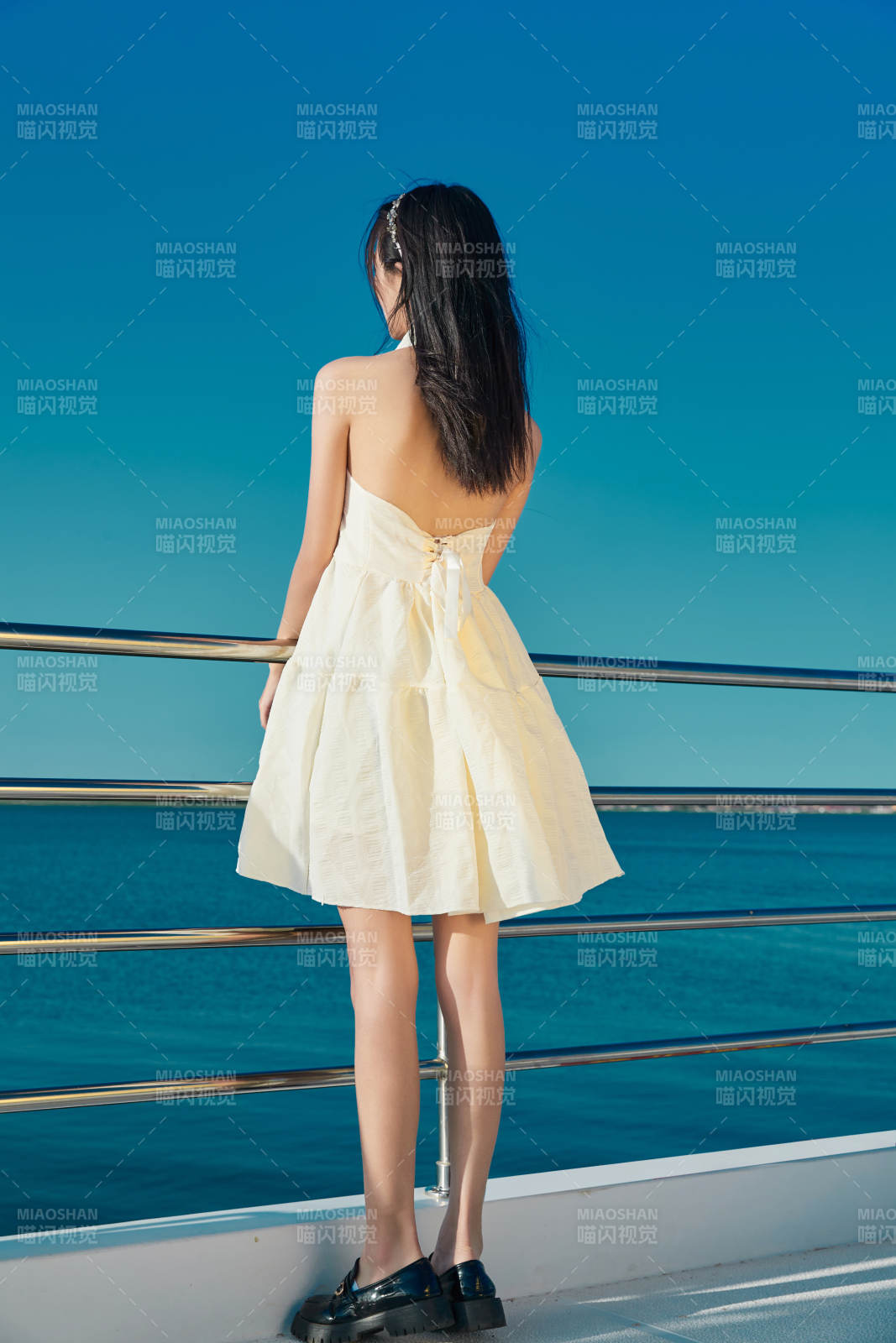 夏日在游艇观光平台上的亚洲少女图片