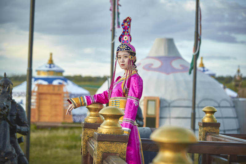 草原上金源大帐蒙古战车上身穿豪华蒙古族服饰的蒙族少女图片