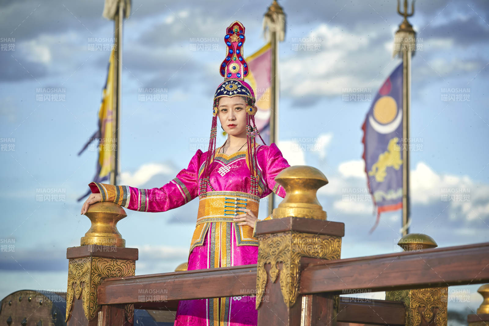 草原上金源大帐蒙古战车上身穿豪华蒙古族服饰的蒙族少女图片