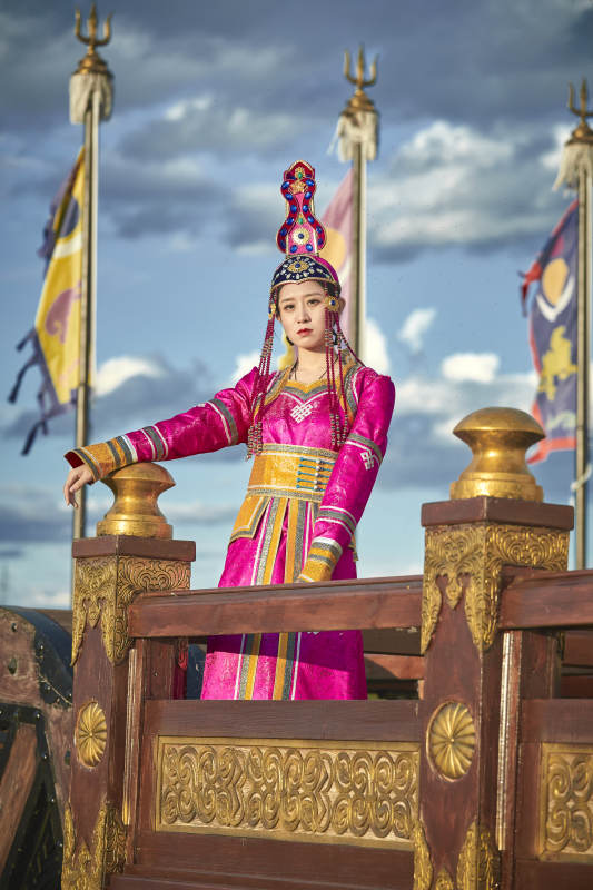 草原上金源大帐蒙古战车上身穿豪华蒙古族服饰的蒙族少女图片