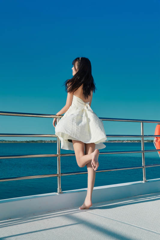 夏日在游艇观光平台上的亚洲少女图片