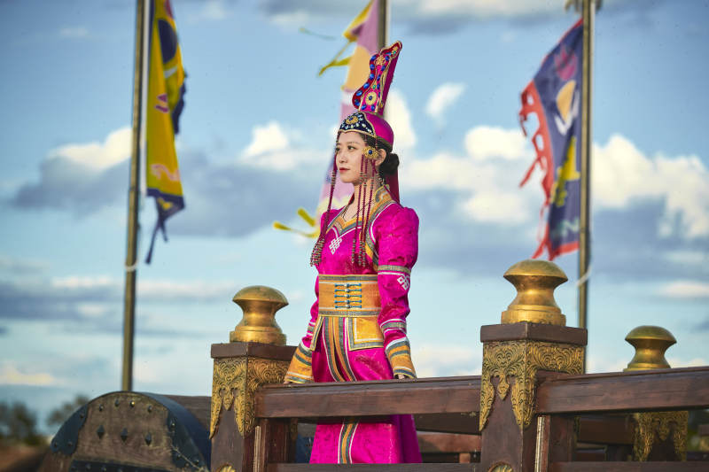草原上金源大帐蒙古战车上身穿豪华蒙古族服饰的蒙族少女图片